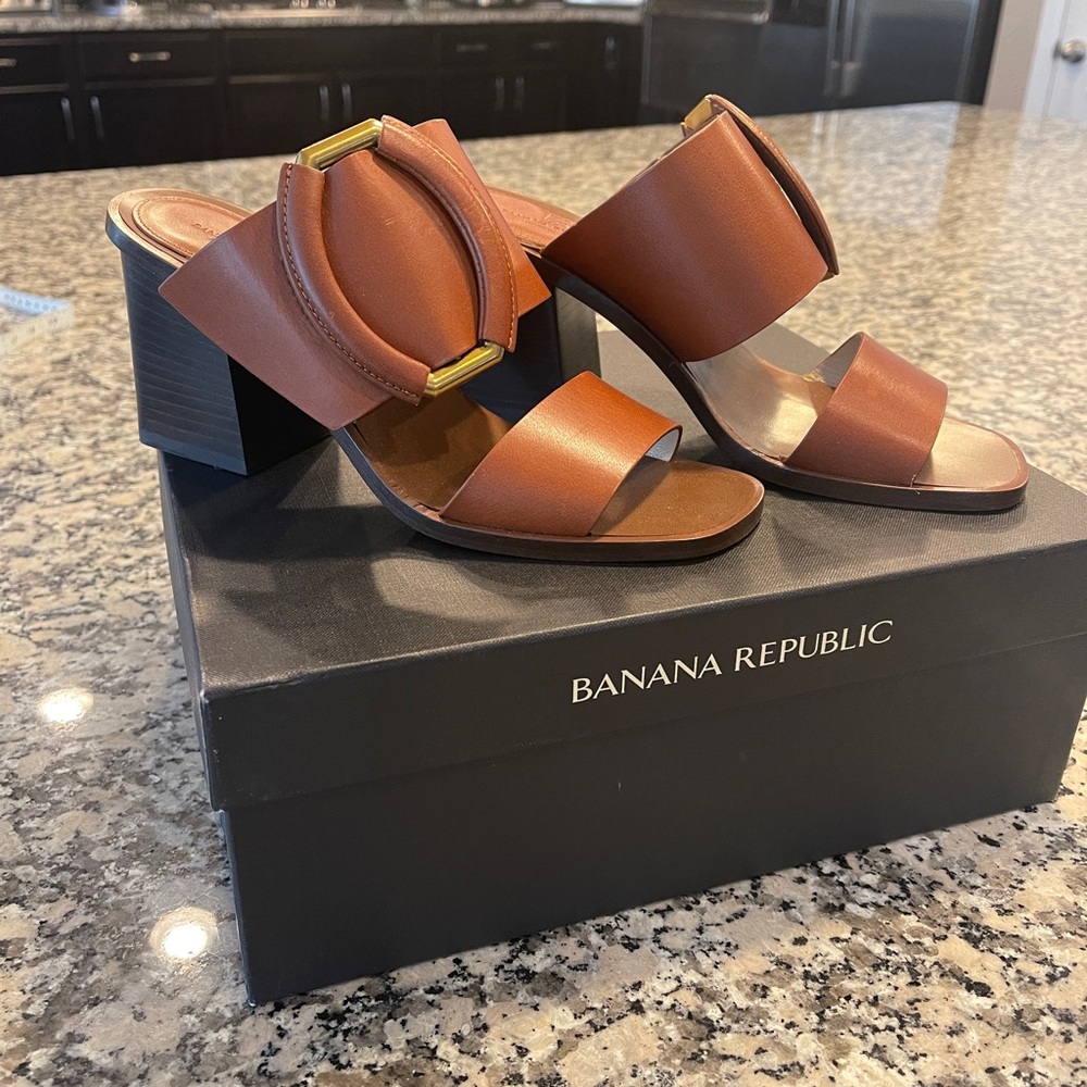 NEW! Ravello Leather Mid-Heel Sandal - Banana Republic